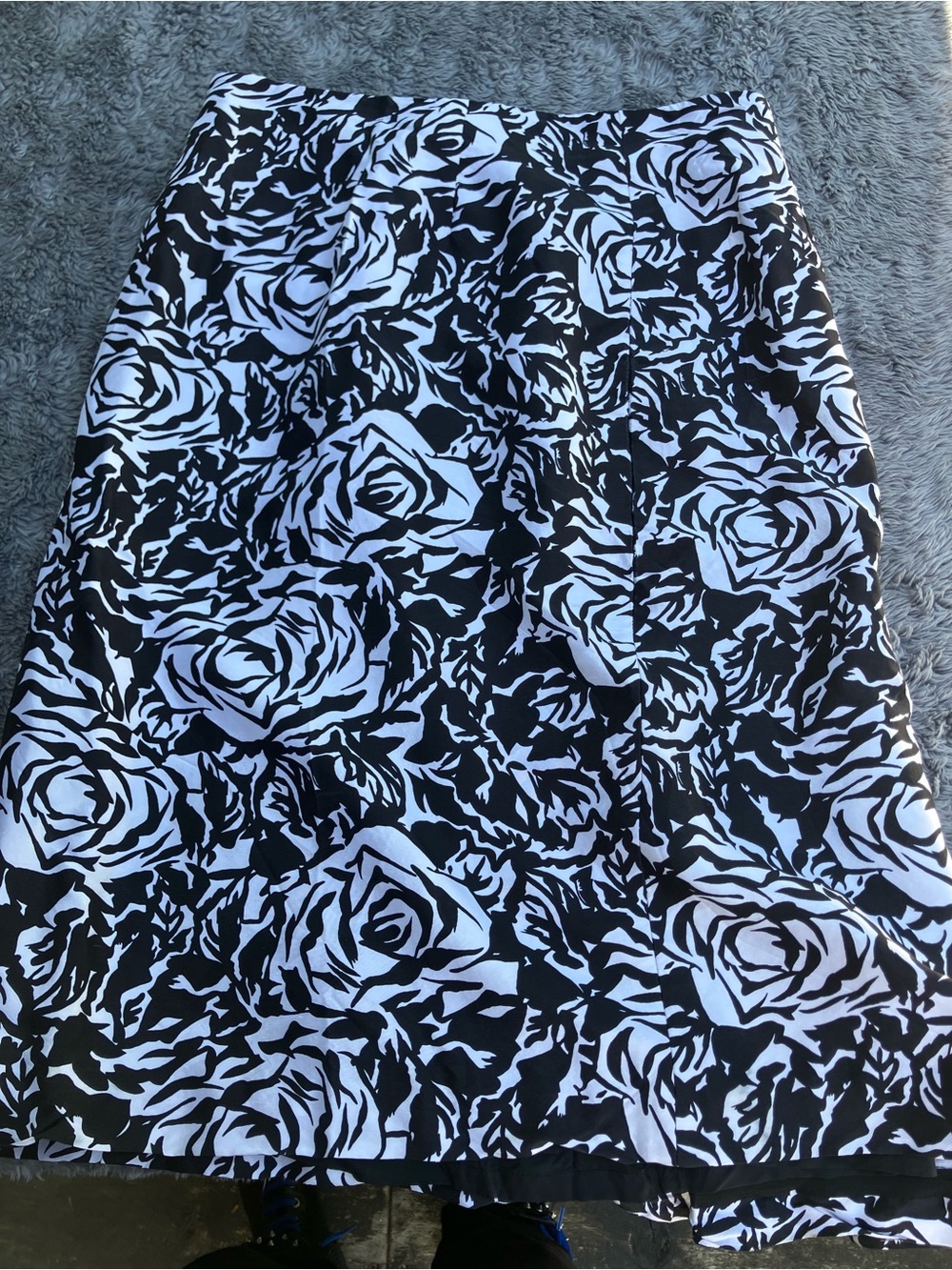Doncaster Collection Black & White Floral Rose Print 100% Silk Skirt Size 6